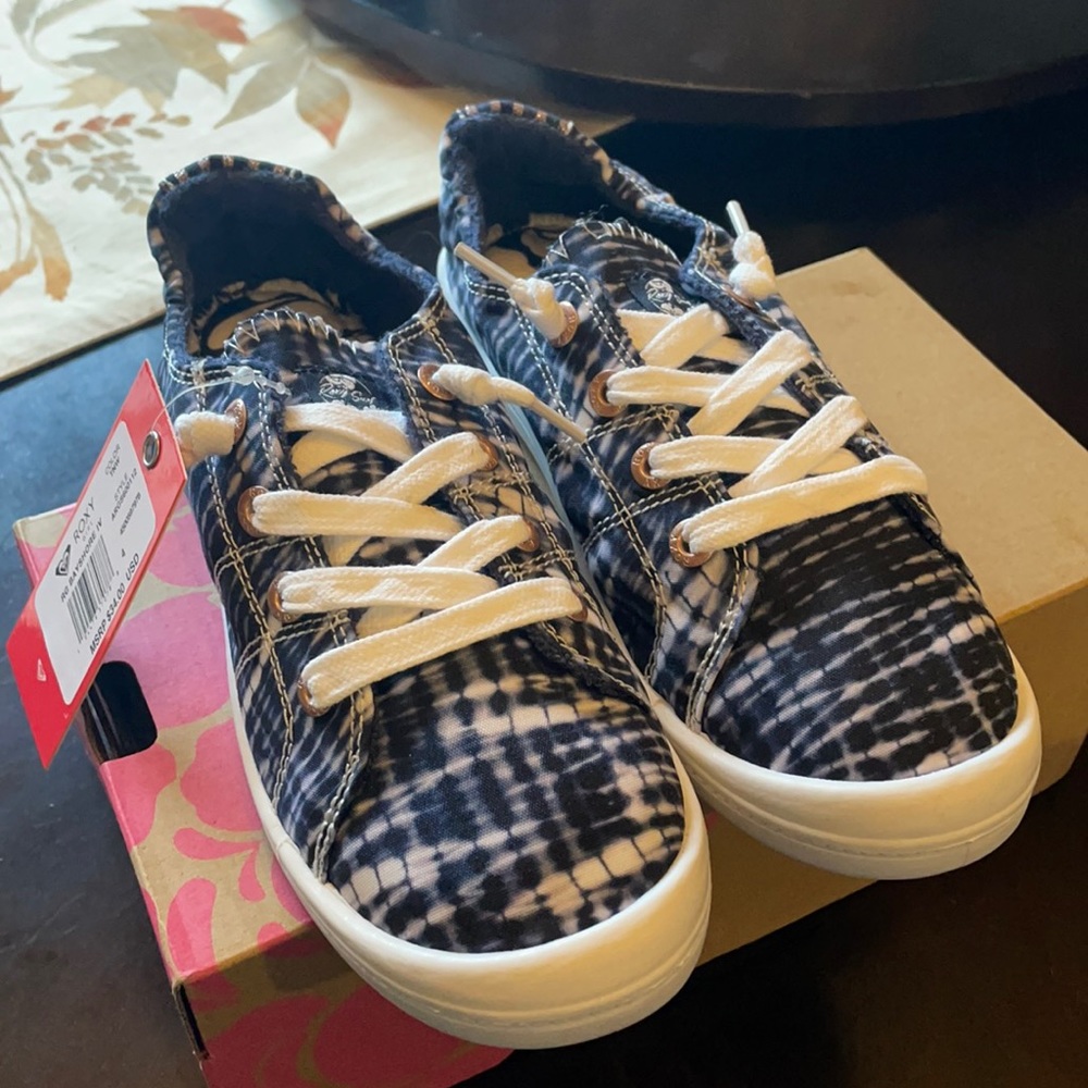 NEW IN BOX Size 4 Roxy slip on sneakers